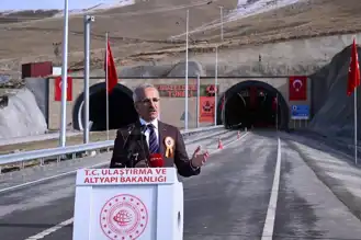 Güzeldere Tüneli Van-Hakkari Yolunu Kesti