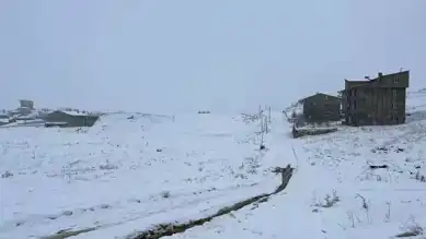 Hakkari'de Yollar Kapandı: 82 Yerleşim Yeri Kar Altında