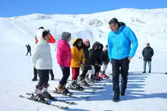 Hakkari'de Günde 100 Öğrenciye Kayak Eğitimi
