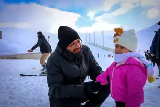 Hakkari'de Kayak Sezonu Başladı! Vali Çelik Kayakseverlerle Halay Çekti