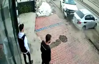 Hakkari'de Park Halindeki Araca Çarpma Kazası
