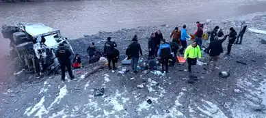 Hakkari'de Çöp Kamyonu Zap Suyu'na Düştü: 3 Yaralı