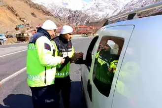 Hakkari'de Yolcu Otobüslere Trafik Denetimi