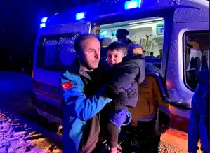 Hakkari'de Kar Kapanında Yaralı Çocuk Kurtarıldı