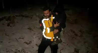 Yüksekova'da Hasta Çocuk İçin Kar Kırma Operasyonu