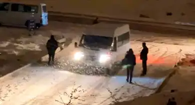 Yüksekova'da Kar Fırtınası: Araçlar Mahsur Kaldı!