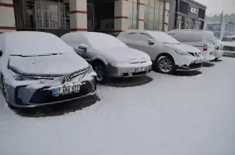 Yüksekova'da Yağış Etkili Oldu: İlçe Beyaza Bürüdü