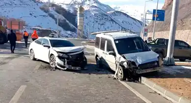 Yüksekova'da Yeni Köprü Tüneli'nde Kaza: 2 Yaralı