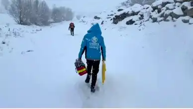 Yüksekova'da Kar Kapanında Hasta Kurtarıldı