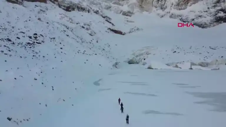 Cilo Dağları'ndaki Büyülü Buz Şelalesi