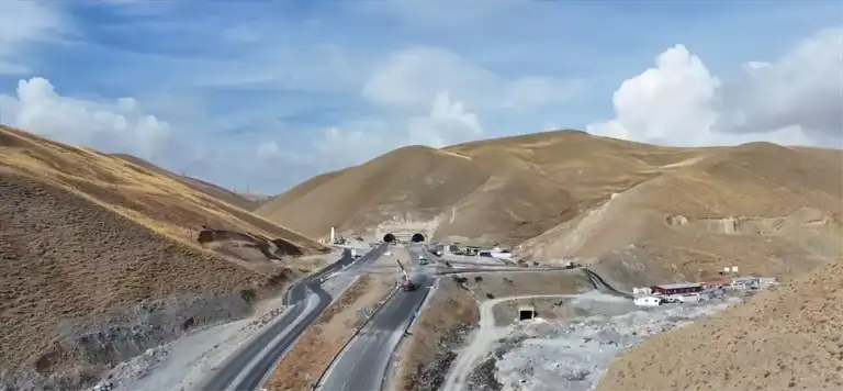 Dağ Yolunda Yeni Tünele Açılış