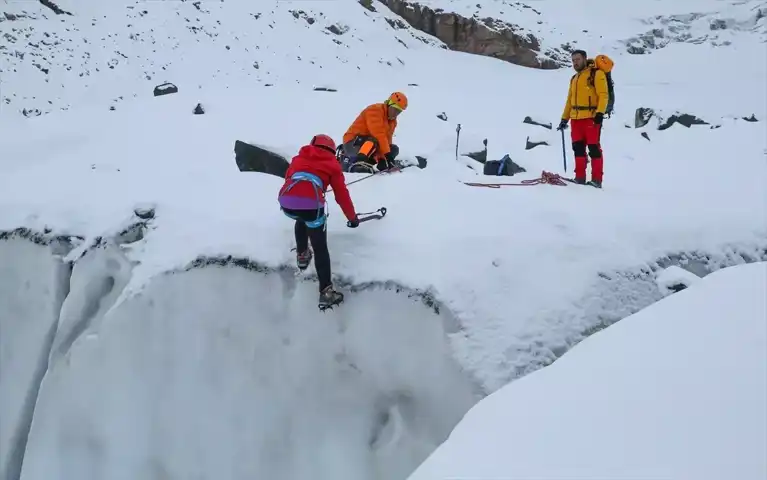 Hakkari'de Buz Tırmanışı Heyecanı