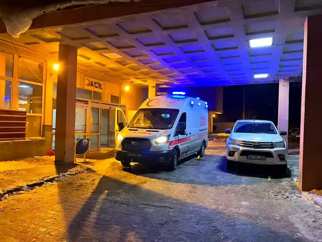 Hakkari'de Minibüse Kaya Düştü: 1 Yaralı