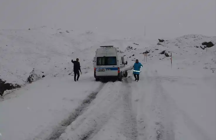 Doğu Anadolu'da Kar Yağışı Ulaşımı Engelledi