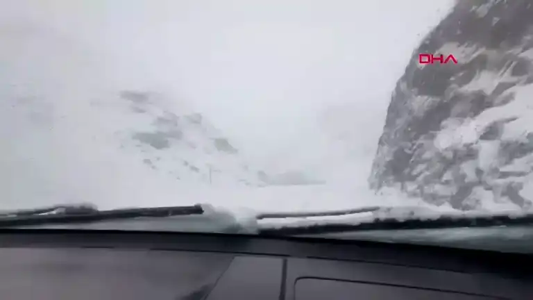 Hakkari'de Kar Yağışı Mahsur Bırakan Hastayı Kurtardı