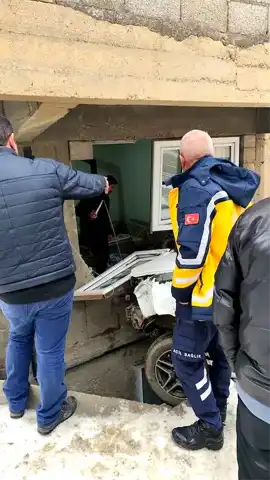 Hakkari'de Park Halindeki Araç Evi Yıktı!