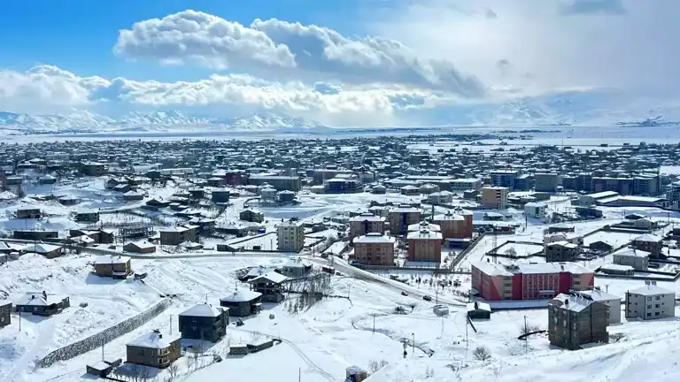 Hakkari'de Yoğun Kar Yağışı: 284 Yerleşim Yeri Yalıtımda