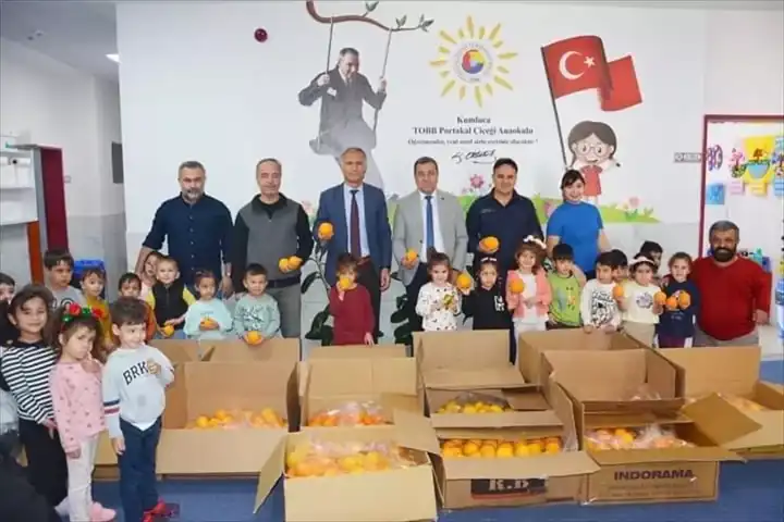 Minik Ellerden Büyük Bir Jest: Askerlere Portakal Sevdası