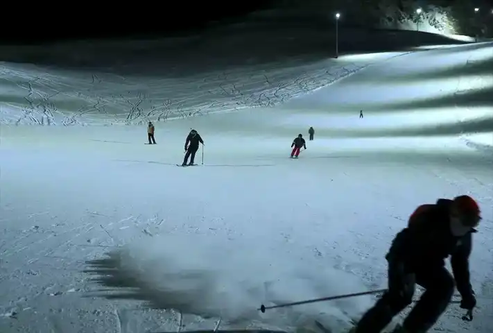 Hakkari'de Gece Kayak Heyecanı Başladı!