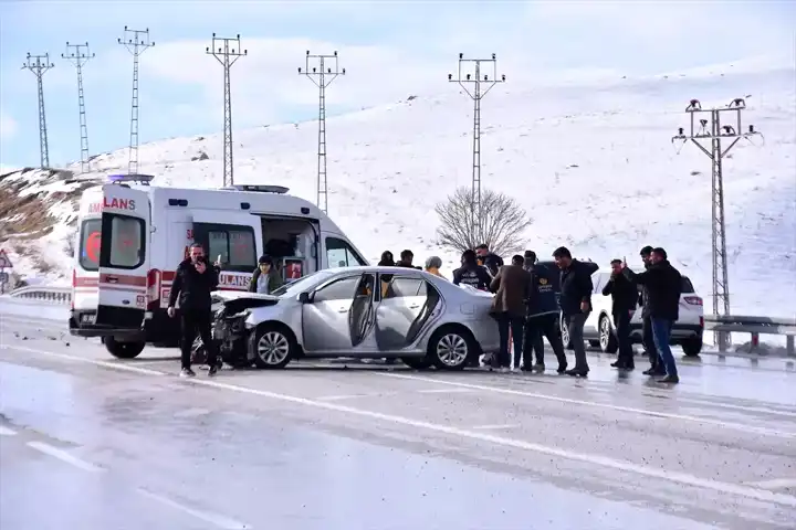 Van'da Trafik Kazası: 5 Yaralı