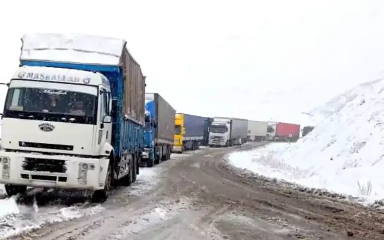 Yüksekova-Van Yolu Tırlara Kapandı!