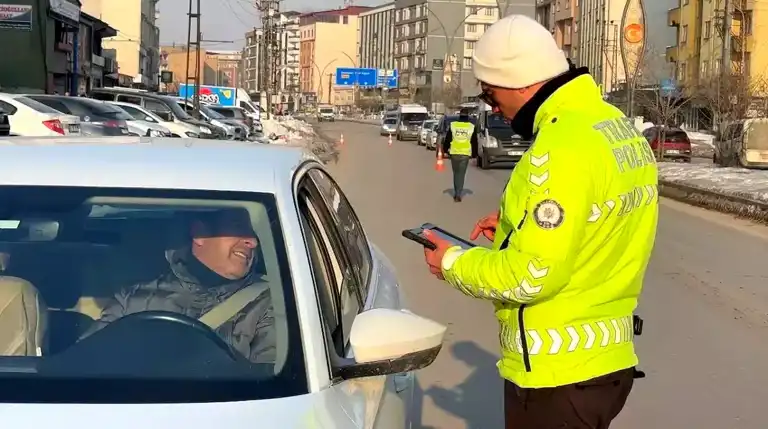 Yüksekova'da Trafik Denetimi: Emniyet Kemeri Kontrolleri