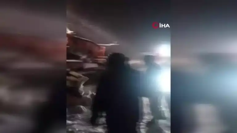 Doğu Anadolu'da Yoğun Kar Yağışı: Araçlar Tıkandı