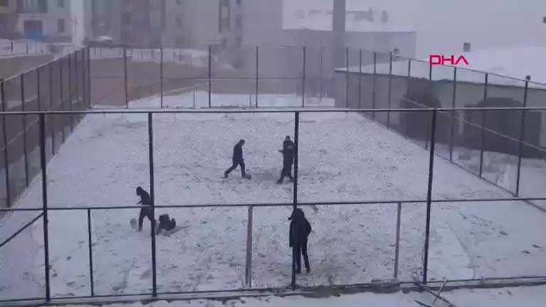 Yüksekova'da Kar ve Sis Sürücüleri Vuruyor