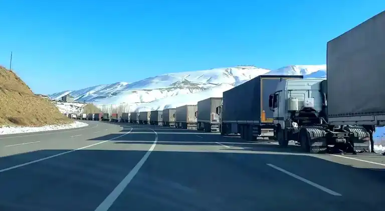 Yüksekova'da 5 km Tır Kuyruğu!