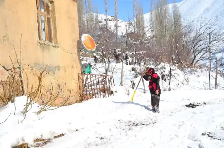 Yüksekova'da Yalnız Kadına Devletten Yardım