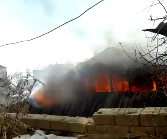 Yüksekova'da Ev Yanarak Kullanılamaz Hale Geldi